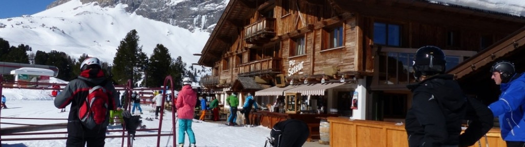 Piz Seteuer mountain hut with view onto the Langkofel and the Sella mountain group
