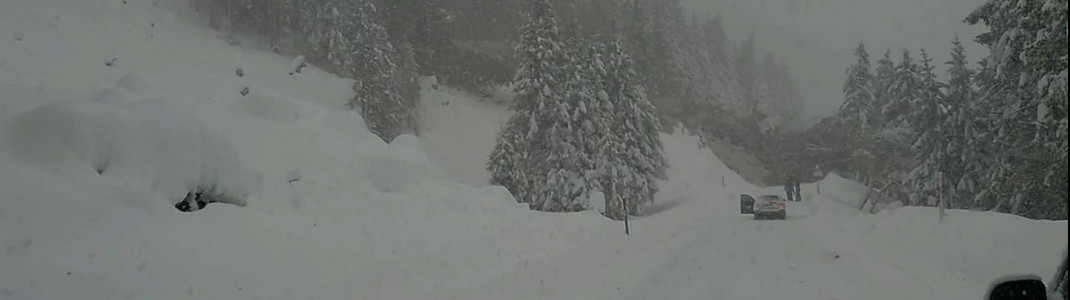 Eine Lawine versperrte die Zufahrtsstraße am Stubaier Gletscher. Mehrere Skifahrer waren da gerade auf dem Heimweg.