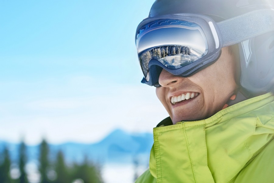 Eine Skibrille schützt deine Augen vor starker Sonneneinstrahlung.