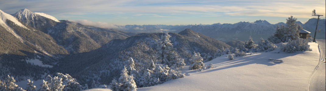 Aussicht vom Panoramaberg Wank auf das Skigebiet Garmisch-Classic