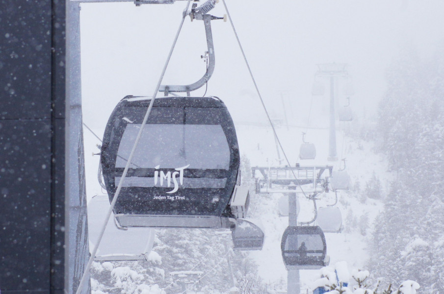 Mit einer Geschwindigkeit von 6 Metern pro Sekunde befördert die neue UAlm-Bahn Wintersportler in nur 8 Minuten von der Tal- zur Mittelstation.