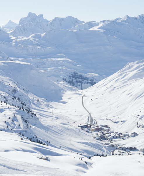 Die Rennen finden am Ortseingang von Zürs auf über 1700 Metern statt. Für Ende November hofft man auf viel Neuschnee, wie er im Winter hier zahlreich liegt.
