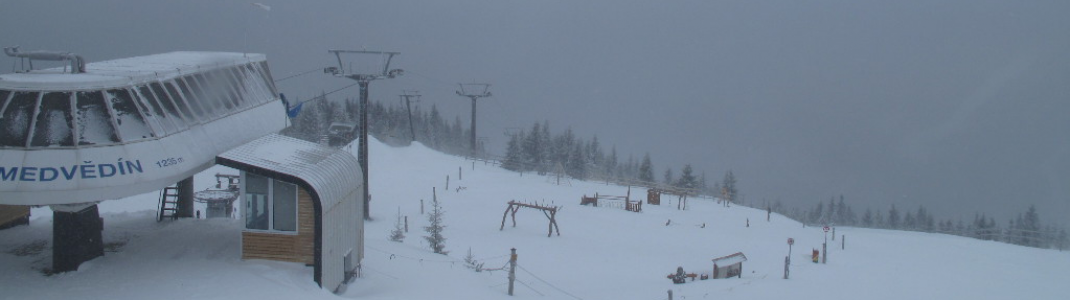 Aussicht am 1235 Meter hohen Medvědín zur Bergstation des gleichnamigen Sessellifts im Skigebiet Spindlermühle (5. Januar 2017)