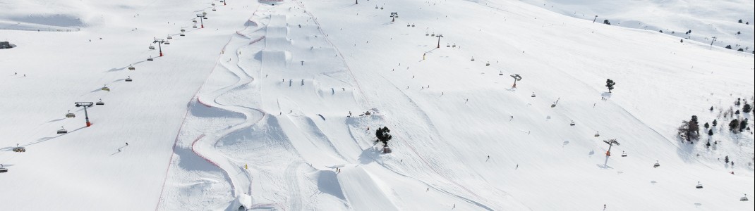 Blick auf den Snowpark Schöneben mit seinen vielfältigen Elementen