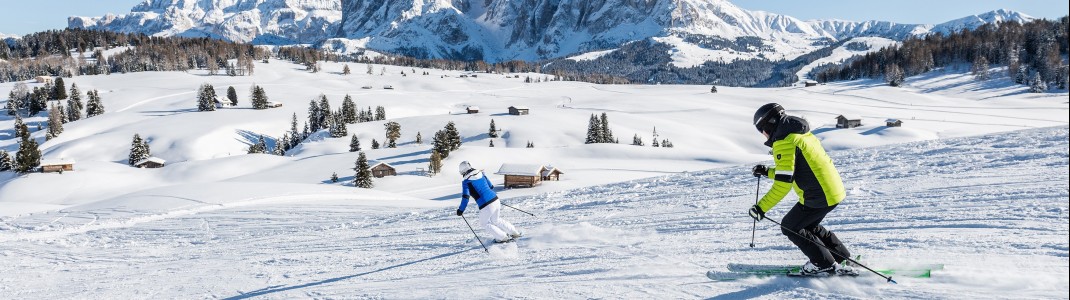 Weitläufige breite Pisten mit traumhafter Aussicht auf den Schlern zeichnen das Skigebiet Seiser Alm aus.