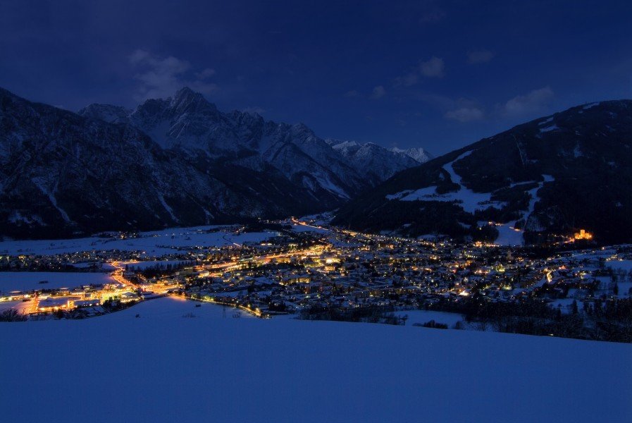 In ein romantisches Lichtermeer verwandelt sich Lienz im Winter ab den Nachmittagsstunden.