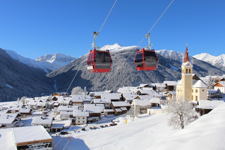 Von Obertilliach bringt die Gondelbahn Golzentipp die Skifahrer und Snowboarder auf den Berg.