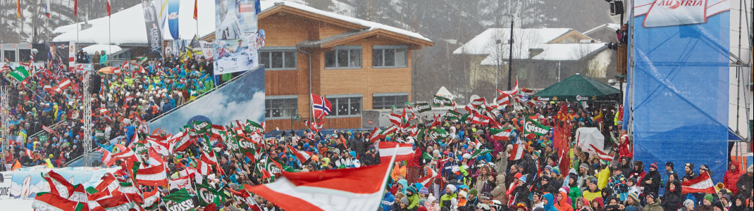 Die Fans fiebern im Zielareal an der Zwölferkogel Talstation mit.