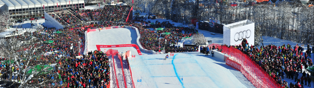 Mit bis zu 140 km/h springen die Profis in Kitzbühel über die letzte Kante zum Zielschuss.