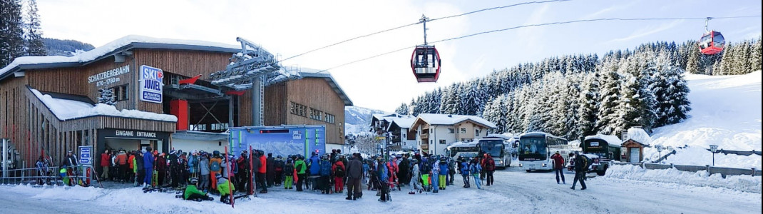 Lange Schlangen bilden sich derzeit vor dem Einstieg zur Schatzbergbahn.
