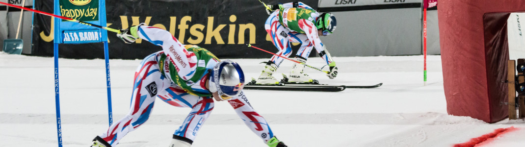Der Parallel-Riesenslalom wird unter Flutlicht ausgetragen.