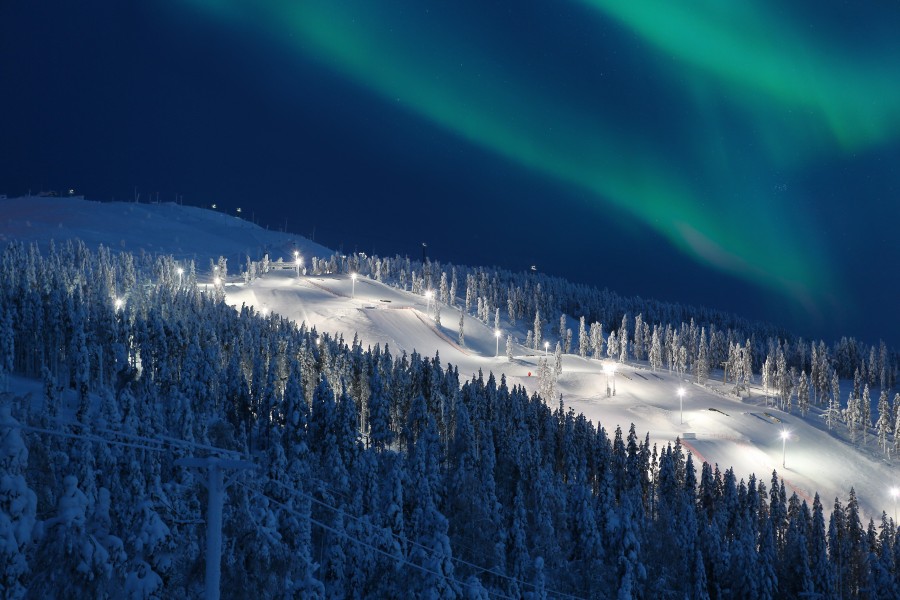 Skifahren unter Polarlichtern: Spektakuläre Ausblicke im Skigebiet von Levi.