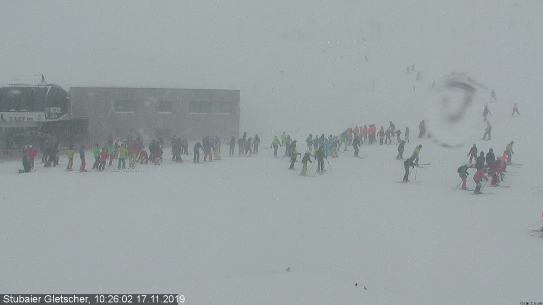 Many skiers had travelled to the reopened Stubai glacier to take advantage of the fresh snow, before the ski area closed at noon for security purposes.