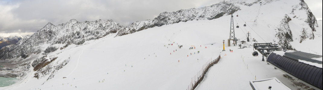 Auf den Spuren der Weltcupstars könnt ihr die Piste am Rettenbachgletscher in Sölden hinabfahren. Letztes Wochenende fand hier der Weltcupauftakt statt.