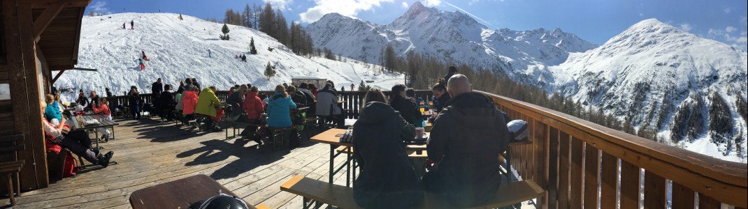 Eine der schönsten Aussichten bietet die Sonnenterrasse auf der Rückseite des Brunnalmstüberls.