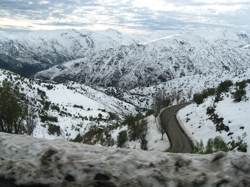 Die Straße nach El Colorado und Farellones. Insgesamt 130 Pistenkilometer warten im Skiverbund auf passionierte Wintersportler.