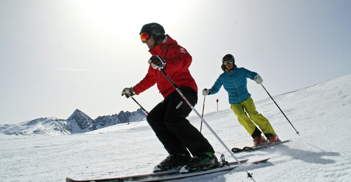 Skischulen bieten sowohl Gruppenkurse als auch Privatstunden speziell für Erwachsene an.