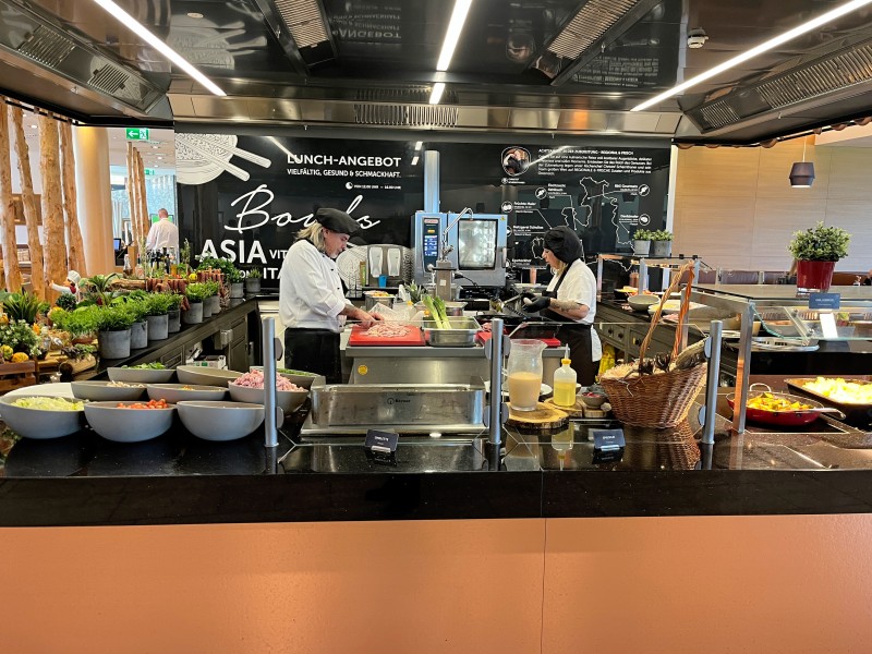 Beim Frühstück werden im Showcooking Bereich u.a. Omeletts nach Wunsch frisch zubereitet.