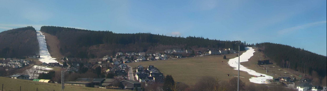 Das frühlingshafte Wetter hatte die Schneedecke in Willingen fast komplett schmelzen lassen. Mit Schneekanonen und Reserven aus den Schneedepots wird nun nachgeholfen.