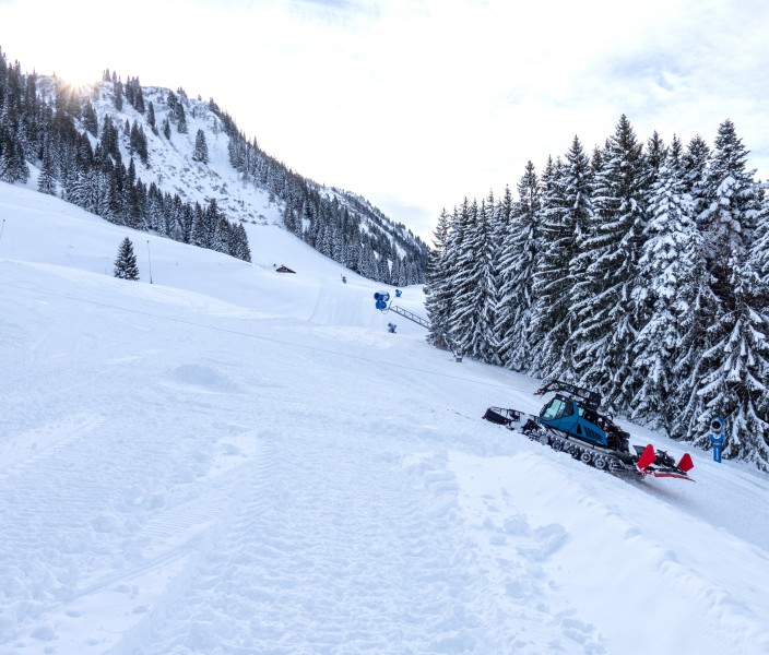 Die Vorbereitungen laufen: Zwei Wochen früher als geplant wird der Skibetrieb am Söllereck bei Oberstdorf gestartet. Am Donnerstag gehts los.