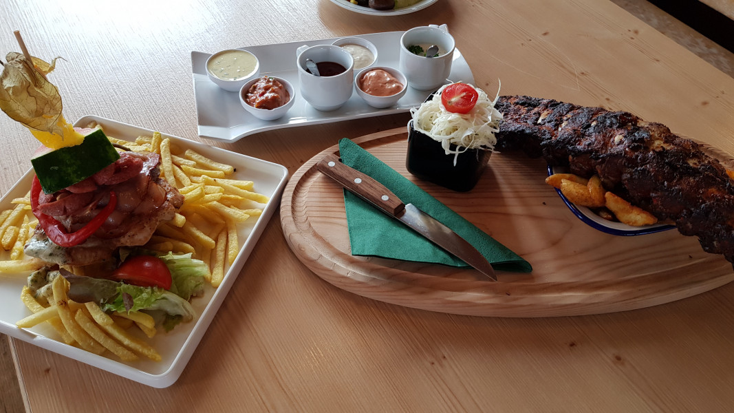 In der Berghütte Gadein wirst du mit herzhaften Speisen verköstigt.