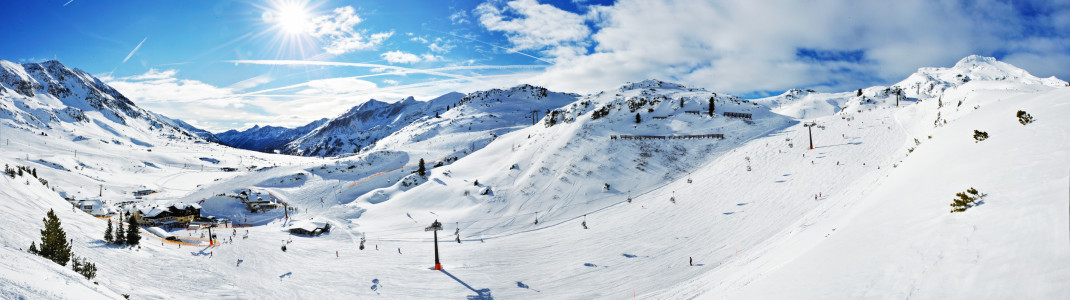 Eingebettet in eine traumhafte Kulisse hat das Skigebiet Obertauern 100 Pistenkilometer zu bieten.