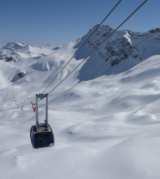 Mit der modernen Seilbahn geht es für Wintersportler in Lenzerheide zum höchsten Punkt des Skigebiets auf über 2800 Metern. Ein Skitag hier kostet in der neuen Saison 75 Schweizer Franken.