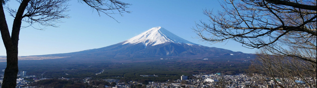 Das höchste Berg und das Wahrzeichen des Landes: der Vulkan Fuji. Du siehst ihn gut während deiner Fahrt von Tokio in die Skigebiete um Nagano.