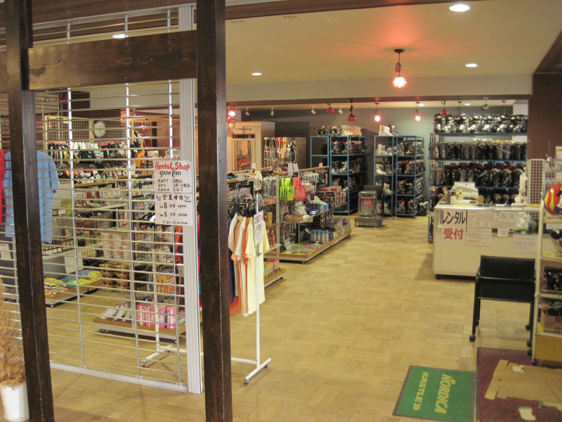 Modern und gut ausgestattet sind die Skiverleih-Shops in den größeren Skigebieten.