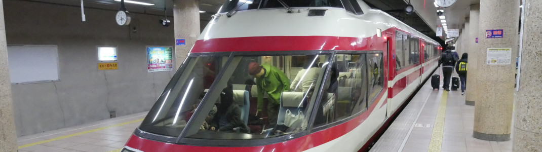 Sehr gut ausgebaut ist das öffentliche Netz in Japan. Mit Zügen und Bussen kommst du komfortabel in alle großen Skigebiete.