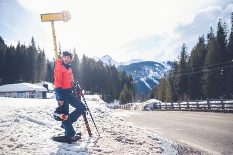 Mit öffentlichen Verkehrsmitteln stressfrei und kostengünstig ins Skigebiet gelangen.