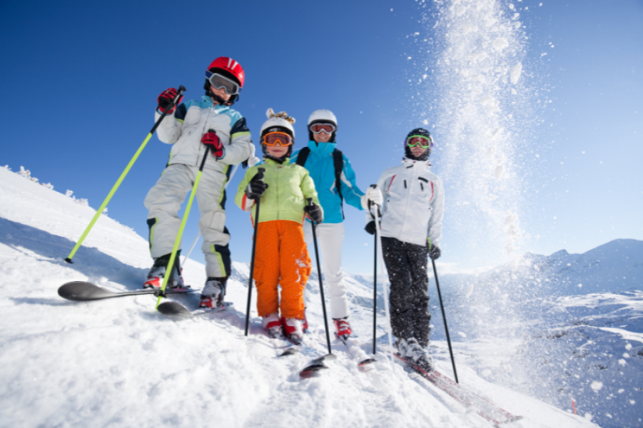 Familienfreundliche Angebote machen den Skiurlaub für Groß und Klein erschwinglicher.
