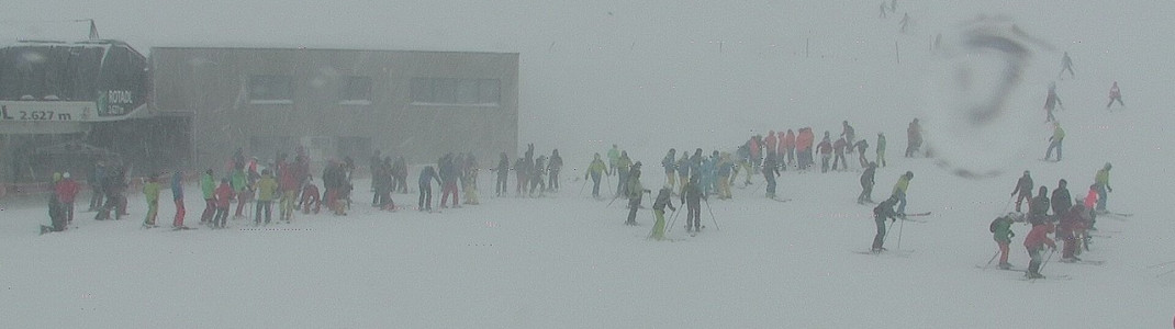 Am Sonntagvormittag waren viele Wintersportler zum Stubaier Gletscher.geströmt, um den vielen Neuschnee auskosten zu können. Mittags wurde das Skigebiet dann wegen Sturm geschlossen.