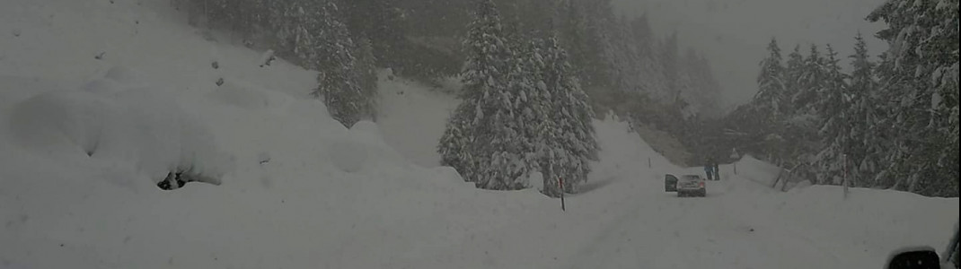 Gegen 14 Uhr traf eine Lawine die Straße zum Stubaier Gletscher. Mehrere Skifahrer waren da gerade auf dem Heimweg.