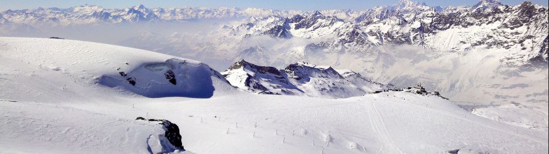 Blick vom Kleinmatterhorn auf die Schlepplifte am Theodulgletscher und die Grenze nach Italien am Testa Grigia