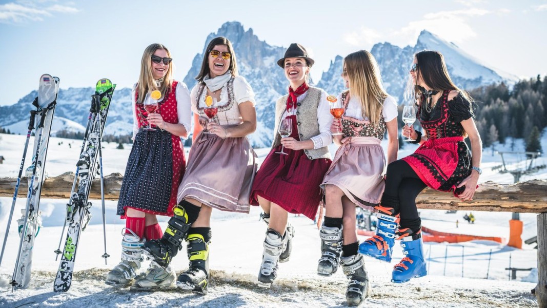 Der Gaudi-Riesentorlauf am Dolomites Dirndl Ski Day ist für einen guten Zweck.