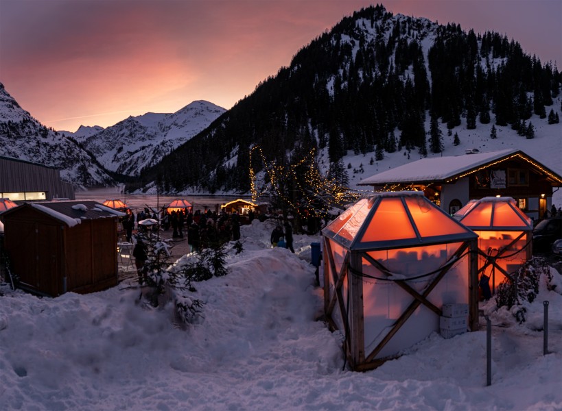 Stimmungsvolle Abendstimmung am Christkindlmarkt am Vilsalpsee.