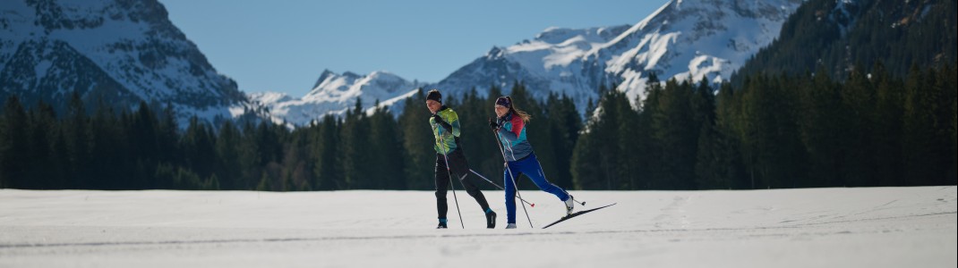 Perfekt gespurte Loipen, Sonne und Bergpanorama – beim Langlaufen im Tannheimer Tal verbinden sich Sport und Natur zu purer Winterfreude.