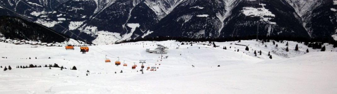 Blick auf die neue Sesselbahn Blausee! Moderne Liftanlagen und familienfreundliche Pisten prägen das Bild der Aletsch Arena.