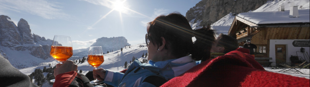 Alta Badia punktet mit Après Ski vor der herrlichen Dolomiten-Kulisse.