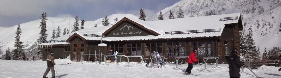 Die Black Mountain Lodge bietet seinen Gästen eine schöne Sonnenterrasse in geschützter Lage.