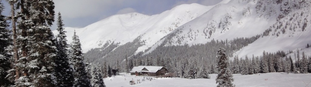 Blick über die Black Mountain Lodge auf die einfacheren Hänge Wrangler und Sundance im unteren Bereich des Skigebiets!