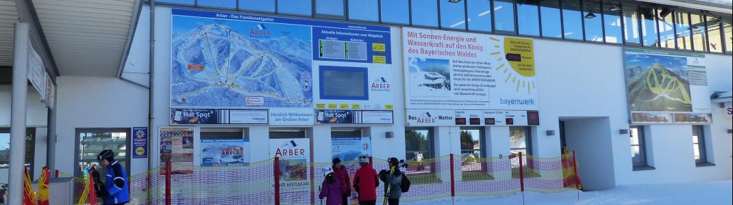Der Einstieg ins Skigebiet wird mit einer großen Infotafel leicht gemacht.