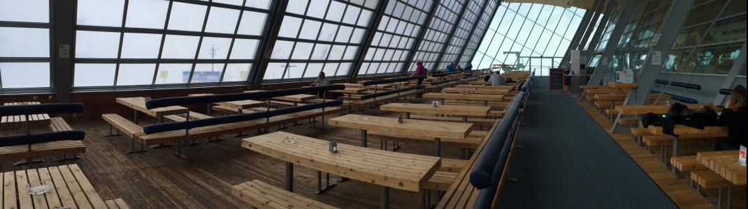 Das Panoramarestaurant am Hoadl überzeugt durch eine riesiges Panorama-Wintergarten