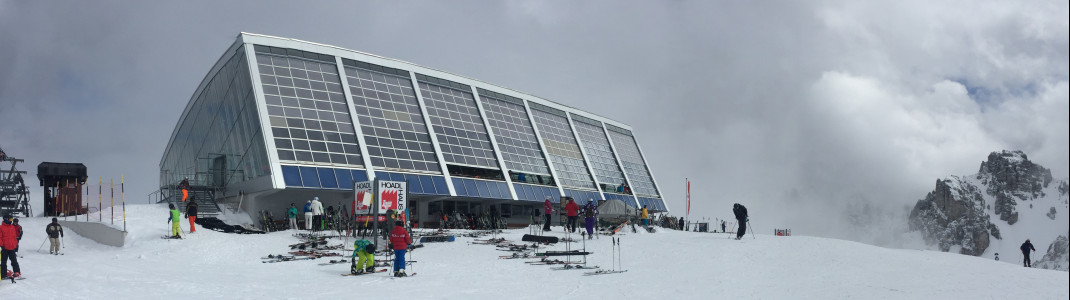Schon fast futuristisch wirkt das Panoramarestaurant an der Bergstation der Olympiabahn