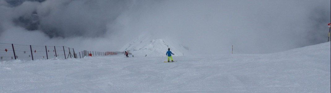Die Pisten im oberen Teil des Skigebiets sind angenehm steil und breit