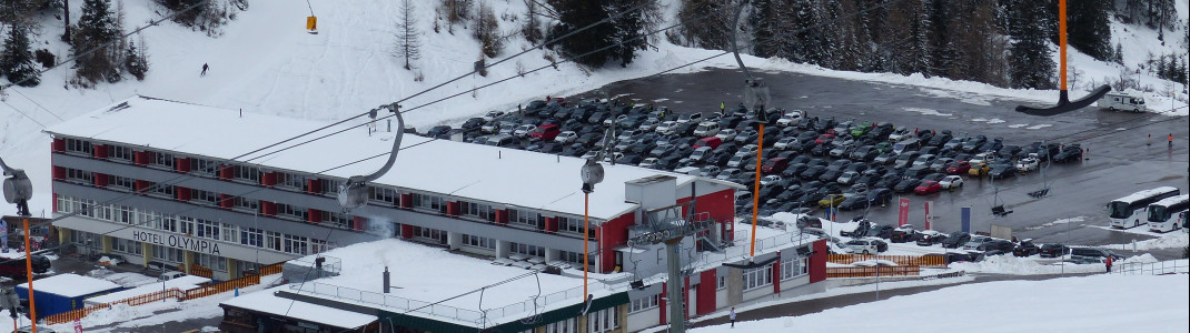 Der kostenlose Parkplatz ist großzügig dimensioniert und liegt perfekt an der Talstation