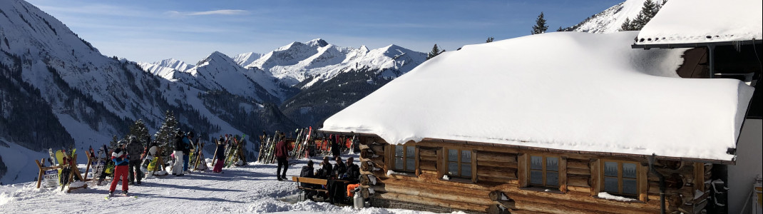 Die Hochalm liegt direkt neben den Bergstationen der Sonnalmbahn und Almkopfbahn.