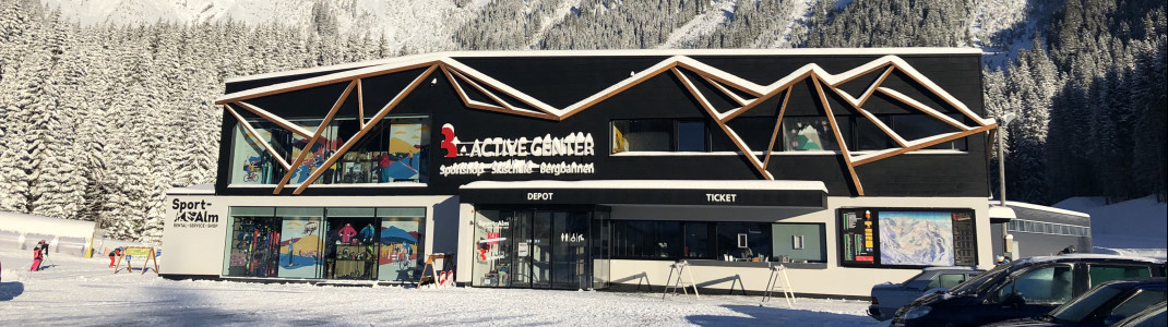 Im Mehrzweckgebäude am Egghof-Parkplatz gibt es einen Shop, Skiverleih, Depot und Indoor-Kassen.