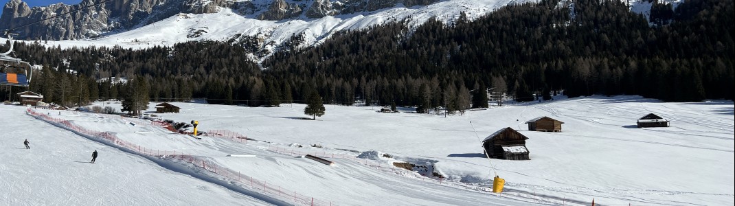 Der Snowpark Carezza liegt vor einer herrlichen Bergkulisse.